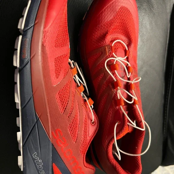 Salomon like new size 9 women size 7 men, red hiking sneakers. - Picture 7 of 8